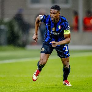 开云体育-米体：巴萨曼城均有意国米后卫邓弗里斯，球员解约金2500万欧元